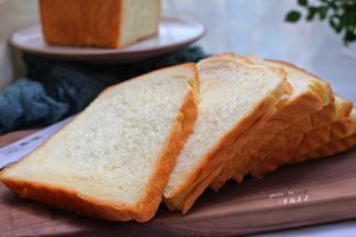 晾至手温时可以切片了，真的超级柔软啊～还有浓浓的奶香味～忍不住边切边吃的节奏～哈哈