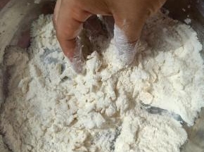 把中筋面粉、白糖、酵母放入和面盆中，用手简单混合一下，倒入一多半的清水，然后根据情况再继续添加剩下的清水。