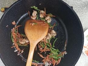 锅热放入少许的色拉油，放入洋葱碎翻炒几下放入胡萝卜丝，再翻炒几下后把虾仁放入。简单翻炒几下放入青椒丝。炒至虾仁变色关火出锅备用。(青椒丝和胡萝卜丝留一点点一会做装饰用）