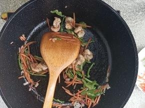 锅热放入少许的色拉油，放入洋葱碎翻炒几下放入胡萝卜丝，再翻炒几下后把虾仁放入。简单翻炒几下放入青椒丝。炒至虾仁变色关火出锅备用。(青椒丝和胡萝卜丝留一点点一会做装饰用）