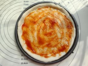 取出饼底在上面抹一层番茄酱（或者披萨酱）。