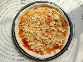 铺一层马苏里拉芝士。