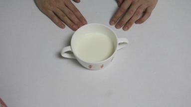 麻薯的做法。将麻薯中的材料搅拌均匀。放入微波炉中中高火加热两分钟。或者隔水蒸至表面凝固无流动的面糊即可