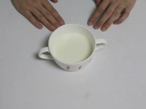 麻薯的做法。将麻薯中的材料搅拌均匀。放入微波炉中中高火加热两分钟。或者隔水蒸至表面凝固无流动的面糊即可