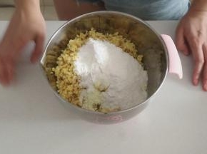 然后将豆子转移到料理盆中，加入豆馅儿中的其余材料