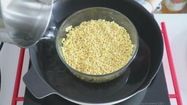 然后在锅中倒入水