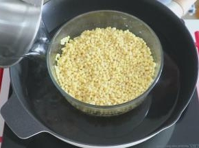 然后在锅中倒入水