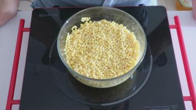 将脱皮绿豆浸泡一晚