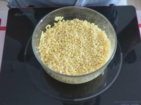 将脱皮绿豆浸泡一晚
