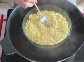 隔水蒸熟至豆子软烂