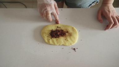 分别加入可可粉、抹茶粉、紫薯粉 揉均匀