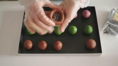 分别包入巧克力豆、蜜豆和麻薯