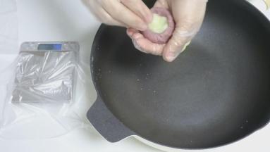 紫薯中我们包入麻薯 