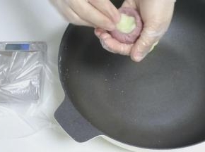 紫薯中我们包入麻薯 