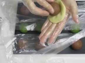 再将饼皮分成20g每个，裹入豆馅儿包圆