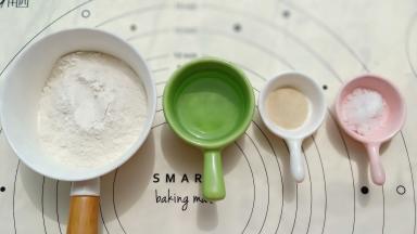 准备好饼底的制作材料，此材料为一个8寸饼底的用量（如果喜欢薄脆口感的可以把饼底擀的更大更薄一些，或者材料减量）。