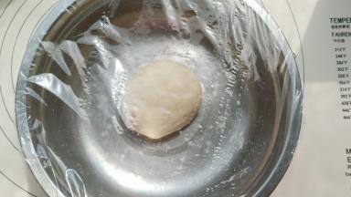 揉成基本光滑的面团就可以了，把面团放入和面盆中盖保鲜膜放置温暖处醒发20分钟。这个时候我们开始制作馅料。