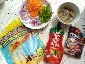 馅料部分：鲜虾去皮去虾线放入适量的大喜大烤肉酱腌上，青椒、胡萝卜切丝备用。洋葱切点洋葱碎，再切点圈做装饰。