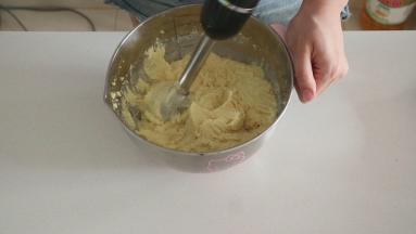 用料理棒打碎。喜欢更细腻的同学可以用破壁机