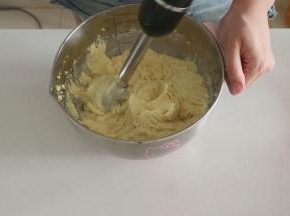 用料理棒打碎。喜欢更细腻的同学可以用破壁机