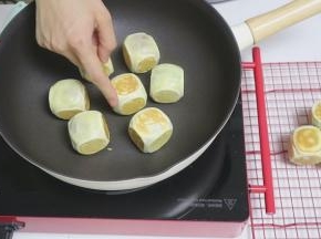 盖上盖子是为了使边缘未接触到锅底的部分被锅内的热量焖熟