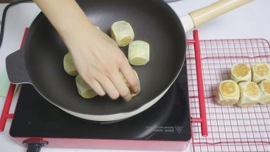 然后放入不粘锅，将每一面煎至金黄。注意要盖上盖子，一面煎好后要及时翻面