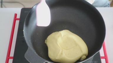 再将豆馅儿倒入不粘锅内，炒至不粘刮刀