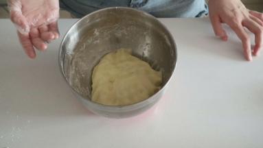 将饼皮材料混合均匀