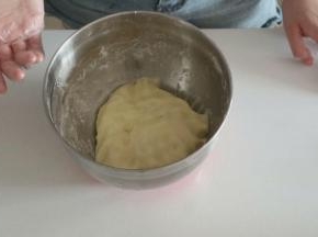 将饼皮材料混合均匀