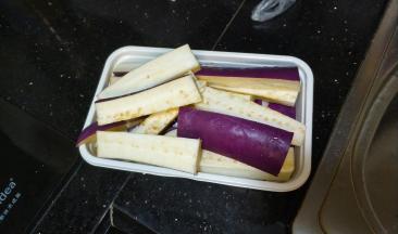 茄子（大的一根，小的二根）切条洒上盐腌20分钟，后用水冲洗沥干水分备用