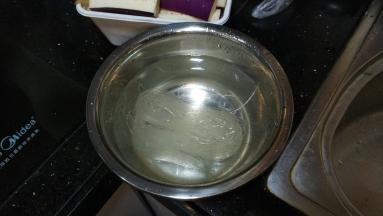 粉丝用凉水泡软切二刀备用
