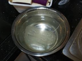粉丝用凉水泡软切二刀备用