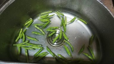 四季豆剪条洗干净备用