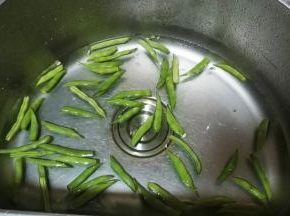 四季豆剪条洗干净备用
