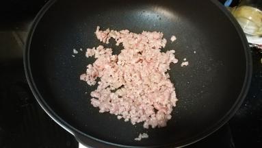 锅里热油放入肉末炒至变色捞起