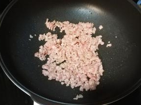 锅里热油放入肉末炒至变色捞起