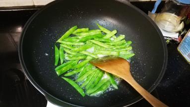 翻炒至变深色，捞出