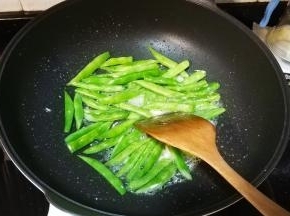 翻炒至变深色，捞出