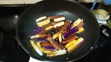 翻炒到软，放入酱油、老抽炒均匀