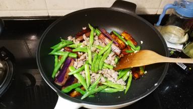 倒入肉末、四季豆