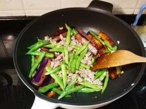 倒入肉末、四季豆