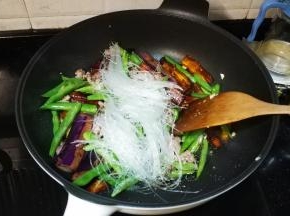 放粉丝翻炒均匀