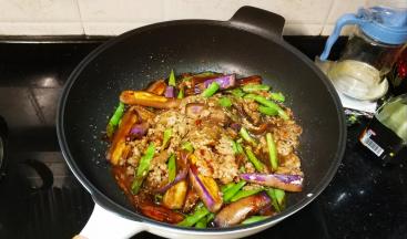 放入一勺豆瓣酱、水、糖翻炒均匀，试味再调整