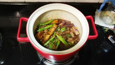 味道适合后倒入瓷煲里