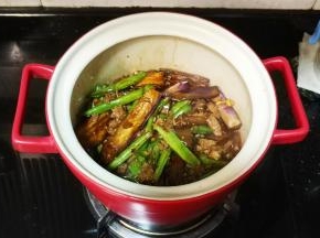 味道适合后倒入瓷煲里