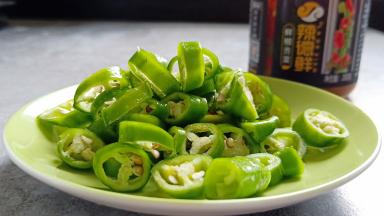 青辣椒切小圈、辣德鲜辣椒酱也准备好。