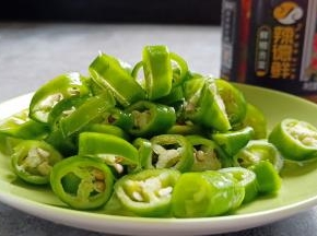 青辣椒切小圈、辣德鲜辣椒酱也准备好。