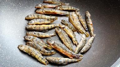 锅里加适量的油，加野生石斑鱼煎，两面煎成微黄成盘（煎鱼可以提前将鱼表面的水份晾一下、再者就是把锅烧热、拿一小块生姜擦锅、这样煎好的鱼、鱼片不会破坏）