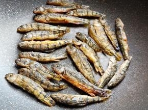 锅里加适量的油，加野生石斑鱼煎，两面煎成微黄成盘（煎鱼可以提前将鱼表面的水份晾一下、再者就是把锅烧热、拿一小块生姜擦锅、这样煎好的鱼、鱼片不会破坏）