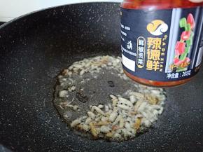 锅中倒适量的油把生姜、蒜末炒香。